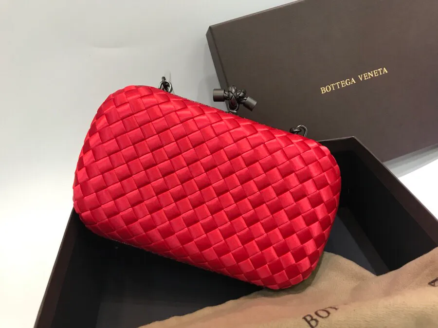 The latest and most popular Knot clutch from the 8651 counter is made of exquisite Japanese silk fabric with snakeskin piping. It looks elegant when worn cross-body or in the hand. It can also be carried by petite girls and can hold 2 iPhone X phones. Size: 20cm*12cm